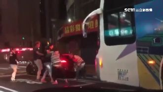 不滿超車被叭　2男攔車痛毆老翁