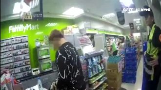 毒蟲櫃台前站著睡　想喝水露餡被警抓