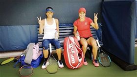 ▲謝淑薇和羅馬尼亞名將Monica Niculescu。（圖／翻攝自謝淑薇臉書）