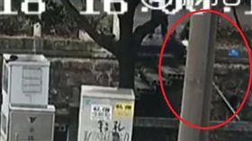 丈夫為救少年落水，妻選擇繼續救少年，背後原因感動網友。（圖／翻攝微博）