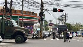 老人家過馬路「驚慌發抖」　阿兵哥下車攙扶
圖／翻攝自爆料公社