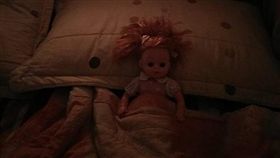 女兒留下洋娃娃陪睡，爸爸看到毛毛的。（圖／翻攝爆廢公社）