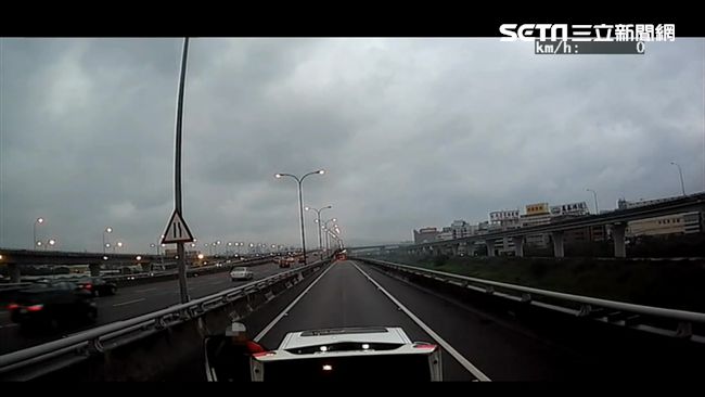 賓士對決貨櫃車失敗　竟惱羞逼車咆哮