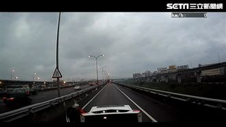 賓士對決貨櫃車失敗　竟惱羞逼車咆哮