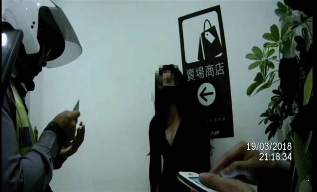 低胸妹盜刷信用卡　滿身名牌竟是男人