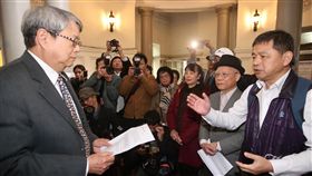 本土社團向陳師孟遞陳情書（1）多個本土社團21日下午在監察院前舉行記者會，請求監委重新調查前總統陳水扁案，並向監委陳師孟（左）遞交陳情書。陳師孟表示，一定盡力而為。中央社記者吳翊寧攝　107年3月21日