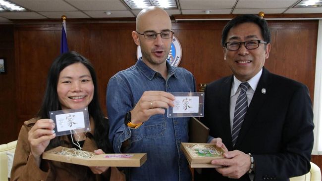 終於有歸屬感！吳鳳拿到台灣身分證了