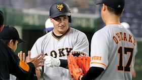 巨人隊少見在東京巨蛋穿著客場球衣出賽。（圖／翻攝自巨人隊推特）