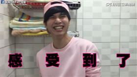 網紅體驗女性月經來時的感覺。（圖／翻攝自炭粉TanFan臉書）