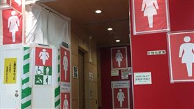 眼盲滾蛋！怕男生走錯間　日本車站「女廁標示」貼到滿出來
圖／翻攝自chinda0312 Twitter
https://twitter.com/chinda0312/status/972678499176558592