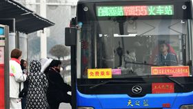 人大代表提案漲公車票價　陸網民：不代表人民中國人大代表喻春梅向13屆全國人大一次會議提案，建議「適度提高」公車票價，10日引發大陸網民圍勦，批評她根本不代表人民。圖為1月15日，河北石家莊遭遇嚴重霧霾天氣，緊急推出免費公車。（中新社提供）中央社　107年3月10日