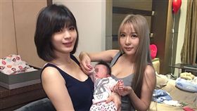 正妹裸體胸抱女嬰，單親媽媽，媽媽，女嬰（記者郭奕均攝影）