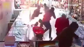 手機又驚爆! 男子自換電池爆炸險毀容