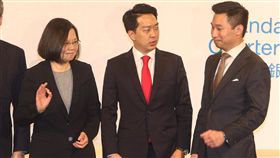 美國商會謝年飯　蔡總統黃之瀚等人合影總統蔡英文（左）21日晚間在台北君悅飯店出席美國商會「謝年飯」晚宴，和美國國務院東亞暨太平洋事務局副助卿黃之瀚（Alex Wong）（右）等人一起合影，蔡總統比了一個OK的手勢。中央社記者謝佳璋攝　107年3月21日