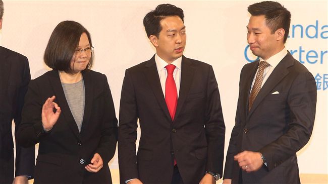 與美國亞太副助卿同台　蔡比OK手勢