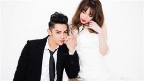 汪東城和藤井莉娜情人節曬出十指緊扣甜蜜照。（圖／翻攝自藤井莉娜微博）