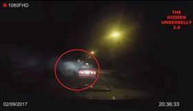 計程車遭一道白霧衝撞／YouTube