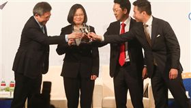 美商會謝年飯　蔡總統與美亞太副助卿同台總統蔡英文（左2）21日晚間在台北君悅飯店出席美國商會2018年度謝年飯晚宴，和美國國務院東亞暨太平洋事務局副助卿黃之瀚（Alex Wong）（右）、美國在台協會（AIT）台北辦事處處長梅健華（左）等人同台，一同舉杯致意。中央社記者謝佳璋攝　107年3月21日