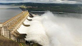 巴西北部美山水力發電廠故障，14州大停電。（圖／翻攝twitter）
