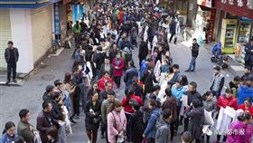 月薪9萬沒人做？大陸街頭徵工奇景　網：說得好聽誰領過？（圖／翻攝自南方都市報）