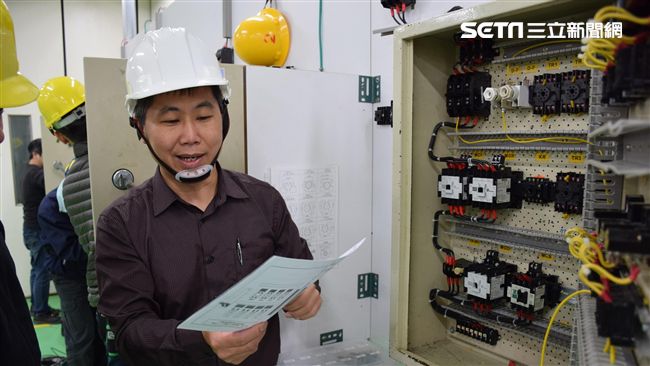 瘋狂加班還被裁…男改學水電年收百萬
