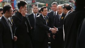 繆德生公祭  馬英九前往致祭退役上校繆德生日前參與反年改抗爭摔傷腦死，22日在第一殯儀館景行廳舉行公祭，前總統馬英九（中）前往致祭。中央社記者鄭傑文攝　107年3月22日