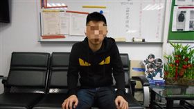 紅龍果田試槍卡彈，槍忘在友人車上反遭逮。（圖／翻攝畫面）