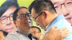 陳致中造勢　陳水扁上台擁抱為子加油民進黨高雄市議員黨內初選參選人陳致中（右）17日晚間舉行造勢晚會，保外就醫的前總統陳水扁（左）獲准出席，尾聲時更登台擁抱陳致中，為兒子加油。中央社記者程啟峰高雄攝  107年3月17日