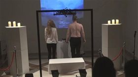 拉脫維亞一名33歲藝術家伯辛斯（Arturs Berzins）日前進行一場直播表演，他找了2位助理一起直播「割人肉」、「吃人肉」，血腥的畫面讓不少網友都無法接受，目前警方已介入調查。（圖／翻攝自YouTube）