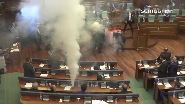 比打架還扯　科索沃議員丟「催淚彈」