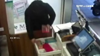 男鑽飲料店偷竊　40多筆前科抓不怕