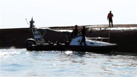 中國挖沙船在馬來西亞翻覆_themalaymailonline
http://www.themalaymailonline.com/malaysia/article/search-and-rescue-operation-for-crew-of-capsized-vessel-ongoing