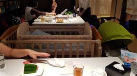 網友在新加坡海底撈看見店員搬出嬰兒床，大讚超貼心。（圖／翻攝爆廢公社）