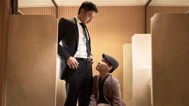 明道如廁抓男星下體　上演男男背後式