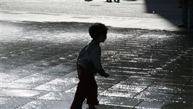 小孩
https://www.flickr.com/photos/bugsyho/324993699/in/photolist-uHFiD-bsTWBj-jj9e77-jUq6hn-bofk8M-6LuXhz-rqSifw-4Tprjy-mFGED3-6Lz3WC-5fZ85x-absx8h-jJRB9D-jstwur-mFx5sp-6GH2qU-682JqM-jJTMqq-jJTN87-rg2s