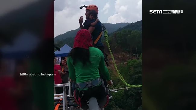 玩命舉動！男星抱2歲女兒高空彈跳