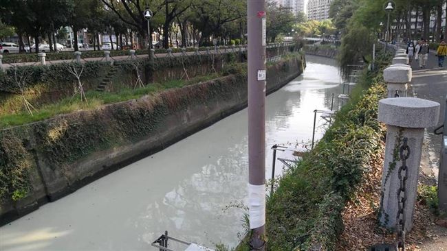 愛河呈乳白色遭污染？環保局出面闢謠
