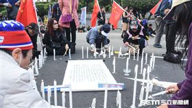 藍天行動聯盟、統一促進黨、八百壯士聚集總統府凱道替繆德生送行。 圖／記者林敬旻攝