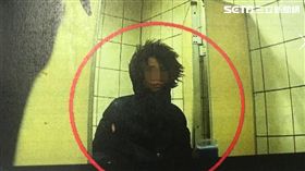 黃女躲在女廁還朝警方潑灑鹽酸（翻攝畫面）