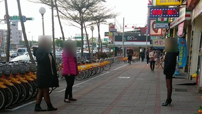 絲襪辣妹站路邊他不解　網驚呼：快逃