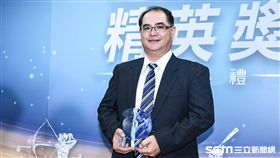 2017體育菁英獎頒獎典禮，最佳女運動員傑出獎，郭婞淳，教練林敬能代表。 圖／記者林敬旻攝