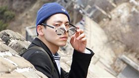 林柏宏拿著18禁DVD找偶像簽名。（圖／翻攝自臉書）