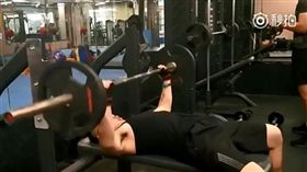 男甩肉50公斤身材變超壯，反倒嚇跑更多女生。（圖／翻攝梨視頻）