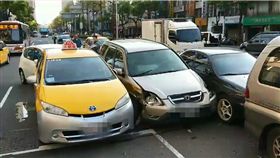 新北市板橋23日早晨發生一起推撞車禍。（圖／翻攝畫面）