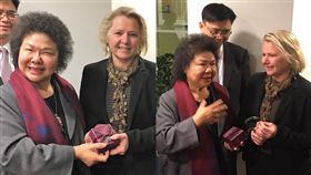  美國務院PO照讚陳菊：民主捍衛者！ 合成圖／翻攝自推特、陳菊臉書