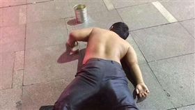 斷腿乞丐半裸趴地　他驚見褲檔「老二倒鉤」揭真相
圖／翻攝自爆廢公社