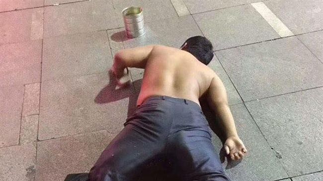 斷腿乞丐趴地　褲檔驚見「老二倒鉤」