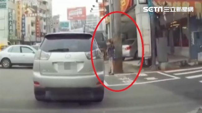 她掰咖又遭車子輾　網友笑：好有罪惡