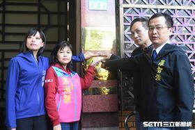 羅智強前往地檢署控告總統蔡英文「公務員登載不實罪」，國民黨新北市議員參選人江怡臻、葉元之等人陪同。 圖／記者林敬旻攝