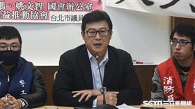 「加班無上限 人力用免錢」警消權益促進記者會，民進黨立委姚文智發言。 圖／記者林敬旻攝